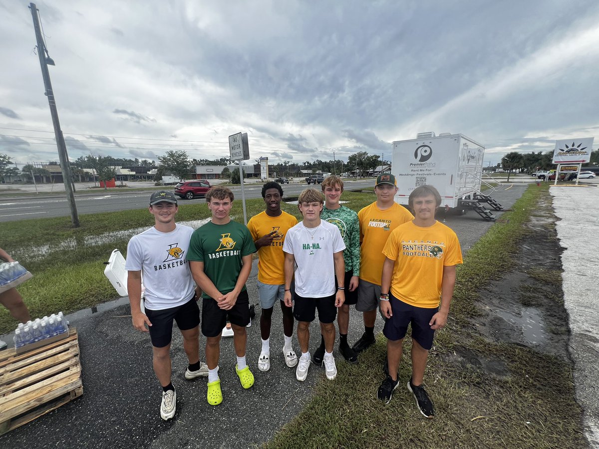 LecantoF's tweet image. Super proud of our guys giving back to the community this morning. Our guys worked along a few business owners in our community to help pass out supplies for those in need. Keep up the great work men. #compete #onefamily