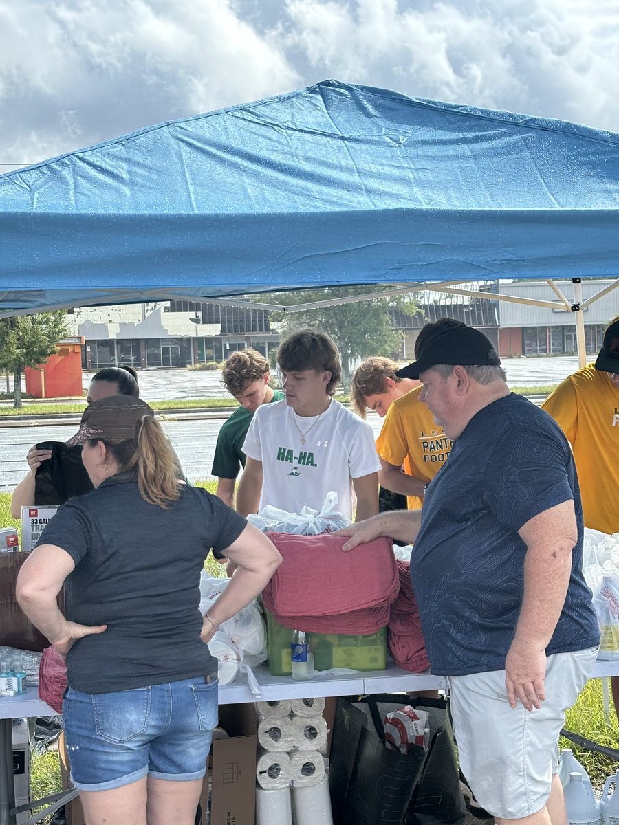 LecantoF's tweet image. Super proud of our guys giving back to the community this morning. Our guys worked along a few business owners in our community to help pass out supplies for those in need. Keep up the great work men. #compete #onefamily