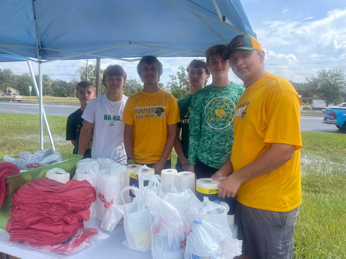 LecantoF's tweet image. Super proud of our guys giving back to the community this morning. Our guys worked along a few business owners in our community to help pass out supplies for those in need. Keep up the great work men. #compete #onefamily