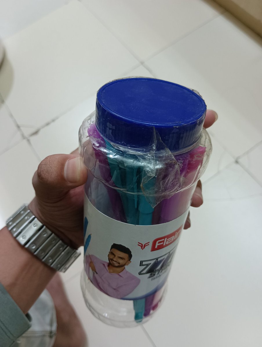 hamm_pvt's tweet photo. This is how @JioMart is doing fraud by sending used things like i have ordered 2 boxes of pen one box have the total 25 pens another box have only 15 pens. 10 pens are missing in the box And after all this there's no exchange option available on the app. Kindly check and exchange https://t.co/2OTSeX8aPD