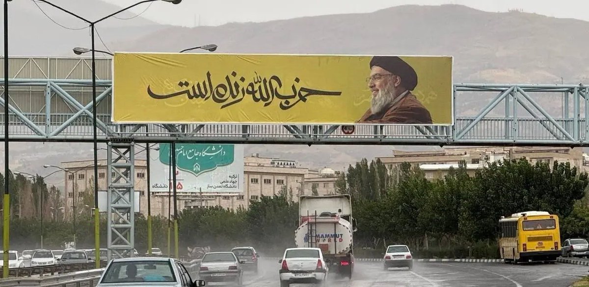 mohammadparsi1's tweet photo. داغ معدنچیان جان‌باخته طبس هنوز تازه است، ۵۰ هموطنی که هیچ بیلبوردی به تصویرشان مُزین نشد، حتی یک روز عزای عمومی در کشور اعلام نشد و دریغ از یک نوار مشکی در صدا و سیمای ملی و برای حسن نصرالله ۵ روز عزای عمومی و همه بیلبوردهای شهر و...
آری، سرزمین اِشغالی اینگونه هم می‌تواند باشد! https://t.co/wWv20FwkWK