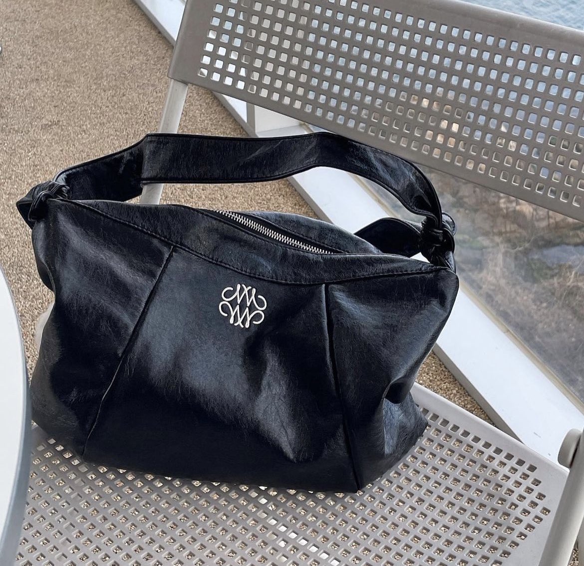 pmaun58's tweet photo. 🫧พร้อมส่ง🫧

กระเป๋า nick &amp; nicole ใบนี้สายปรับให้เป็น cross body ได้ด้วยค่า✨

〰️ 1,290.- ส่งฟรี ems

🛒สั่งซื้อ dm นะคะ

#musinsa #พรีเกาหลี #พร้อมส่ง #nickandnicole #carlynbag #standoil #กระเป๋า #กระเป๋าสะพายข้าง https://t.co/788yIo6O3a