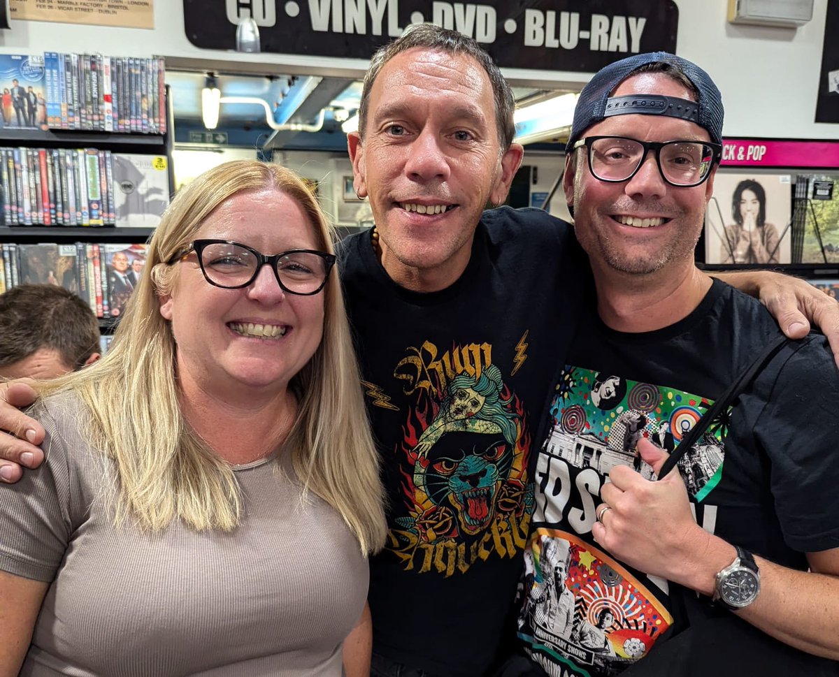 Finally got to meet <a href="/shedseven/">Shed Seven</a> and the legend that is <a href="/Ricktw1tter/">Rick Witter</a> said I smelt nice 😂
#worstpictureever