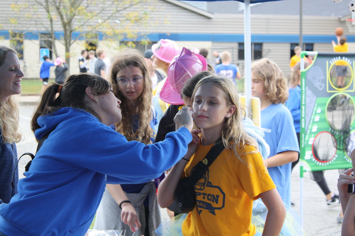 Hampton_Talbots's tweet photo. A little bit of rain couldn't get in the way of the Talbot Tailgate fun! Thank you to everyone who came out and supported the various clubs and organizations at Hampton. #TalbotPride https://t.co/zy1ghvg75j