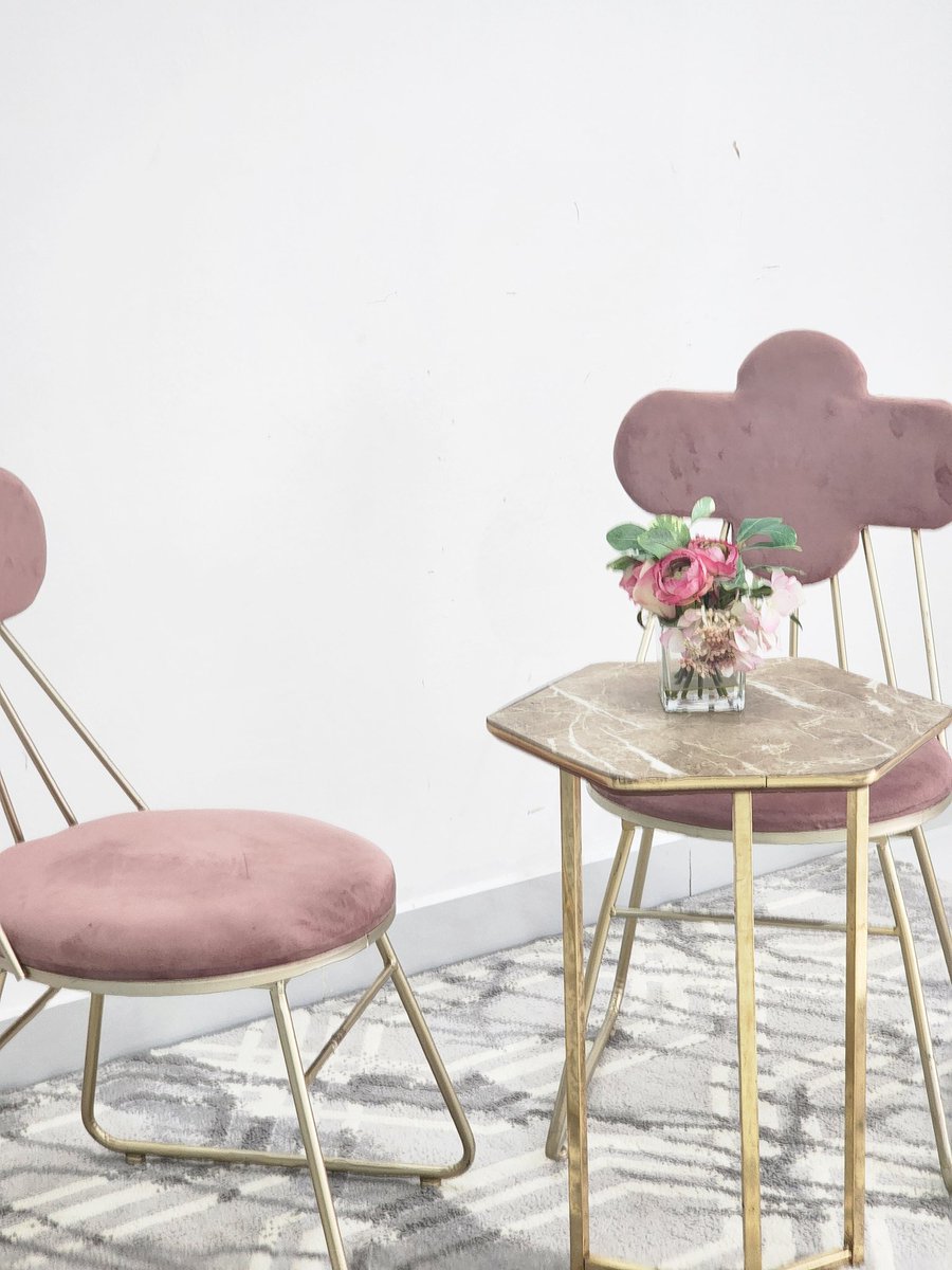 وإذا العُيـونُ تَحدّثتْ بلُغاتِهـا
 قالتْ مَقالاََ لم يَقُلْهُ خَطيبُ