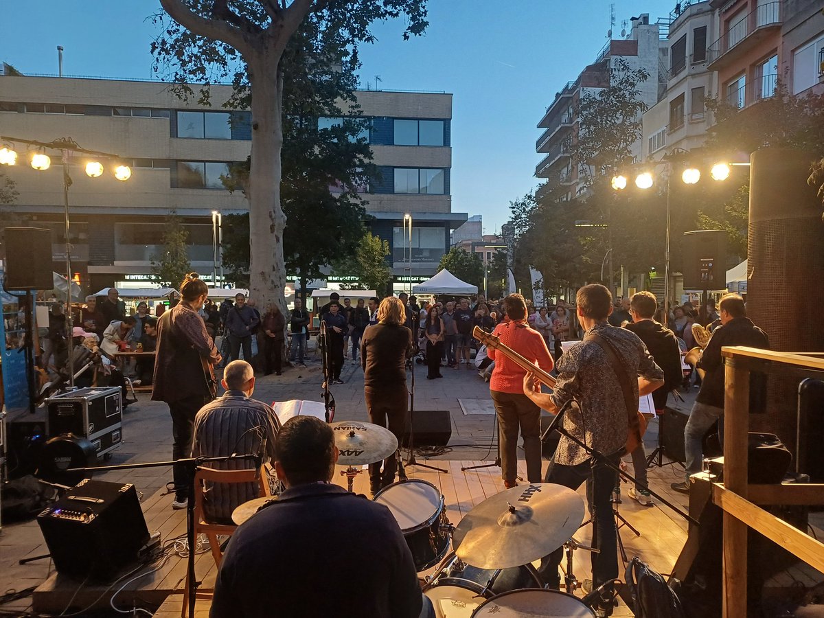 ateneucoopvor's tweet photo. @GEMEC_coop 🎶 Amb el funky-soul de la #HappyPeopleBand conclou aquesta súper #FESSTA de l'economia social i solodària. 

🙏 Moltes gràcies a tota la organització i a la gent que hi heu participat! https://t.co/kMNIqYWpCQ