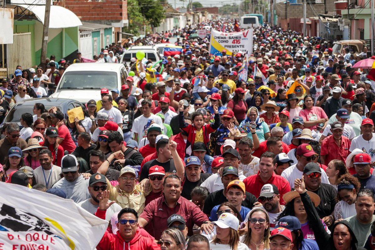 ConElMazoDando's tweet photo. El pueblo de Falcón sale a la calle a celebrar dos meses de victoria popular en apoyo al Presidente @NicolasMaduro 

#MásAmenazasMásRevolución #28Sep