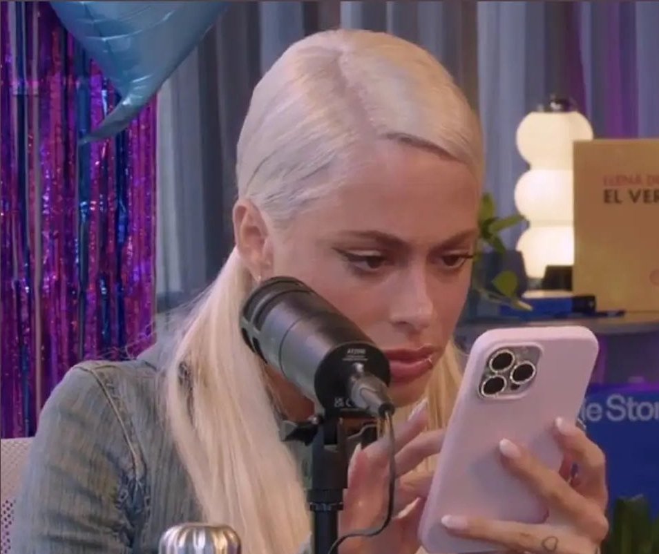 yo mirando las historias de Pampita