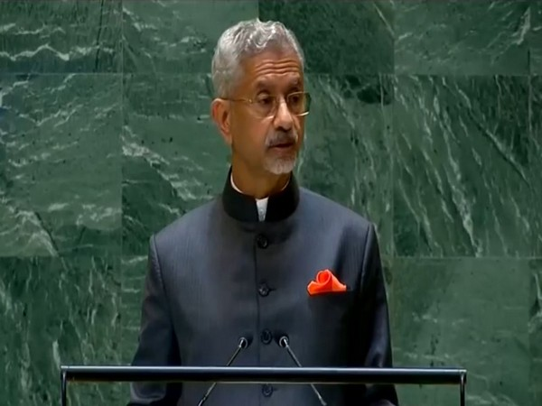 AsianNewsInter1's tweet photo. Jaishankar at UNGA says crossborder terrorism will have consequence, "Pakistan facing its Karma"

Read  @ANI Story | https://t.co/WlGwJBjigS
#Jaishankar #UNGA #India #NewYork #MEA https://t.co/EwSSirgqlG