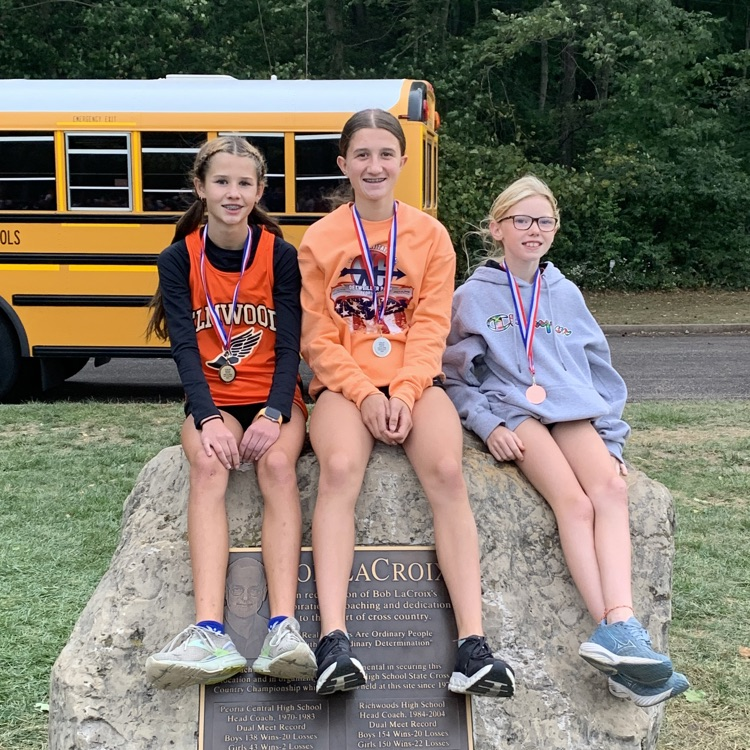 elmwood322's tweet photo. JH XC ran at Detweiller Park on Friday. 22 season bests between the boys and girls. The boys ran well in the varsity race, and the girls finished second as a team in the open race. Mady (2nd), Sydney (10th), Sophie (14th), and Charley (18th) all earned medals. #TheTrojanWay https://t.co/PAWZ4Ymhav