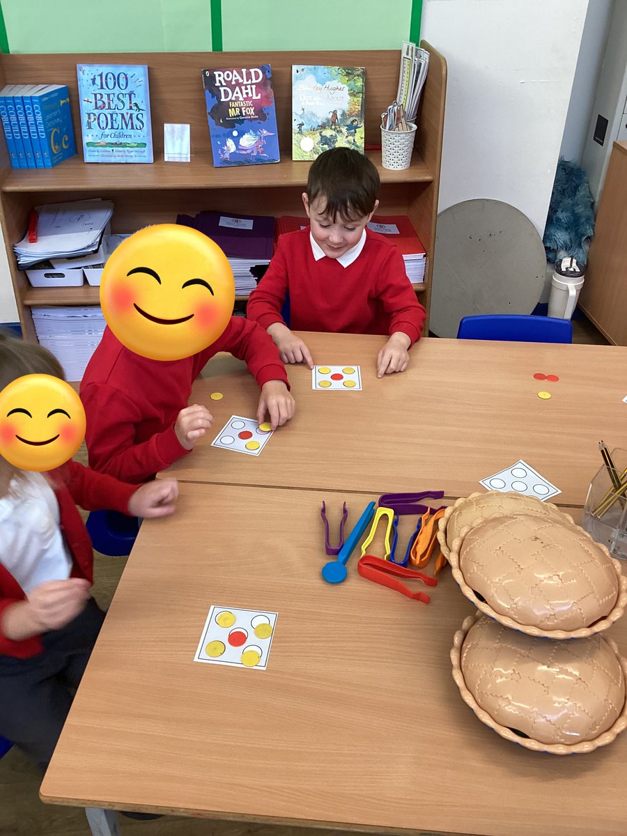 Can we use the die frame to represent number bonds to 5? Of course we can! #harrowgateacademy #harrowgatemaths