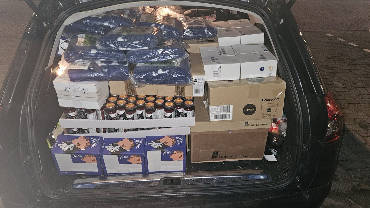 MrsTuinkabouter's tweet photo. #TwitterHelpt #voorbereidingen #roadtrip #persoonlijkeverzorging #kleding #dierenvoeding #combinatie
Na het laden bij de opslag ook nog even de laatste spullen die hier al klaar stonden in de auto. Morgen ben ik in de buurt, dus kan ik dit gelijk bij collega @MaritzaVisser afleveren. Ik heb nog net plek op de voorstoelen voor mn eigen spullen๐
๐คฃ
@SusanneW1963 @DimitriVistick @Hind45915964 @FlyingBianca
