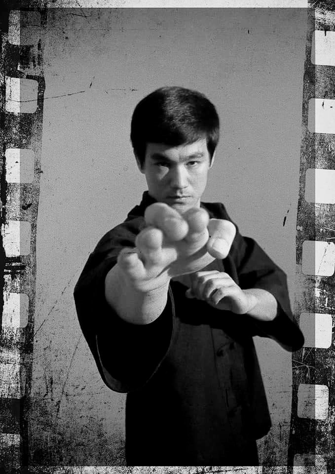 bruceleedragon1's tweet photo. Just imagine a Bruce Lee Finger🫵🏼Jab to the eyes…Bruce Himself referred The Finger Jab as The Most Efficient Attack. Even Dan Inosanto referred The Finger Jab as Bruce Lee’s Favorite Attack in a Street Fight! #BruceLee #JKD #BiuJee https://t.co/ktu91cmlK6