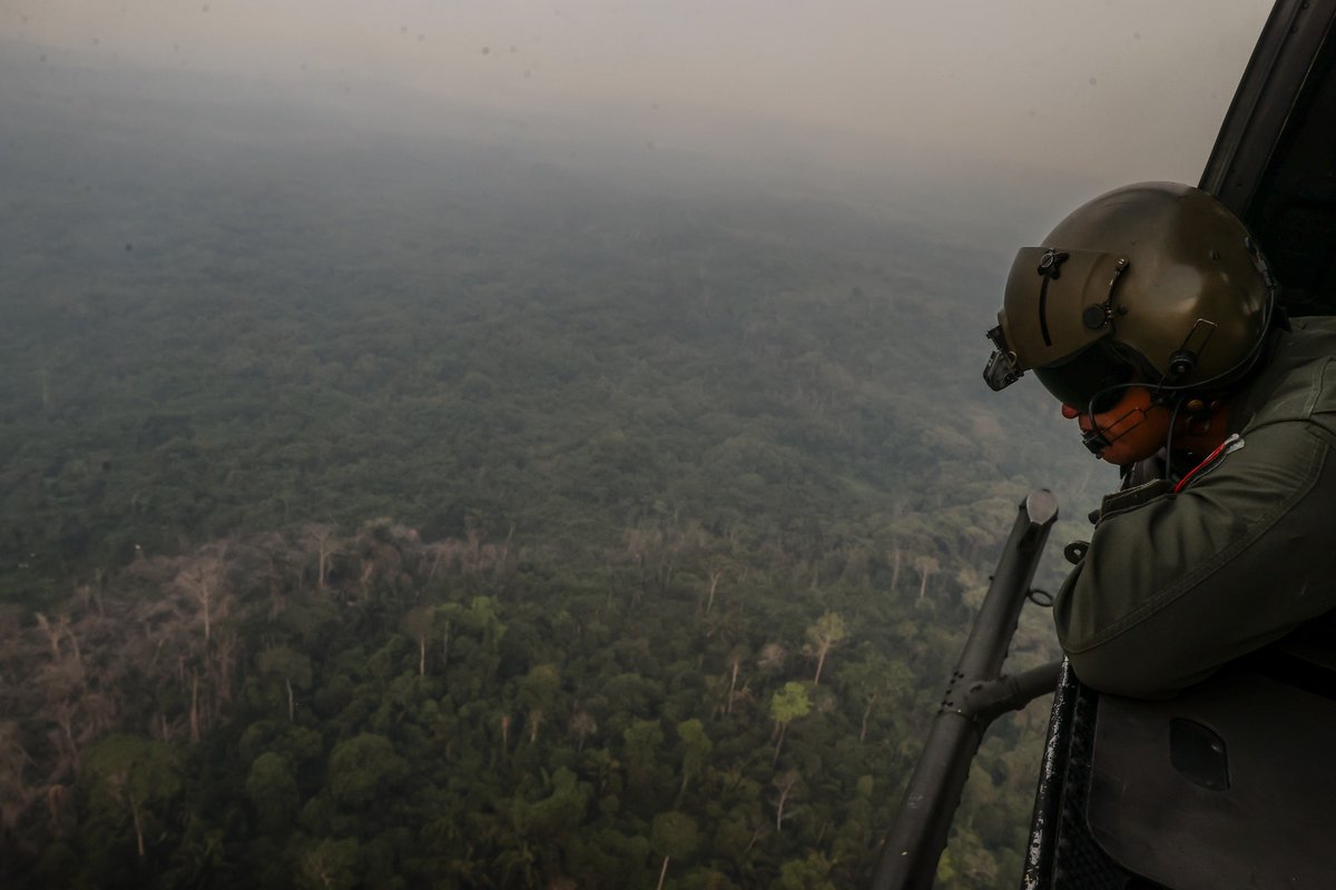 presidenciaperu's tweet photo. 🚁 Desde el cielo, la Fuerza Aérea del Perú responde al llamado de emergencia. Con el sistema Bambi Bucket de sus helicópteros, combaten diariamente las llamas desde lo alto, mientras en tierra, la población y brigadas se unen a este esfuerzo. 💪🏼 #PonlePunchePerú 🇵🇪 https://t.co/wIBjQ4PmlL