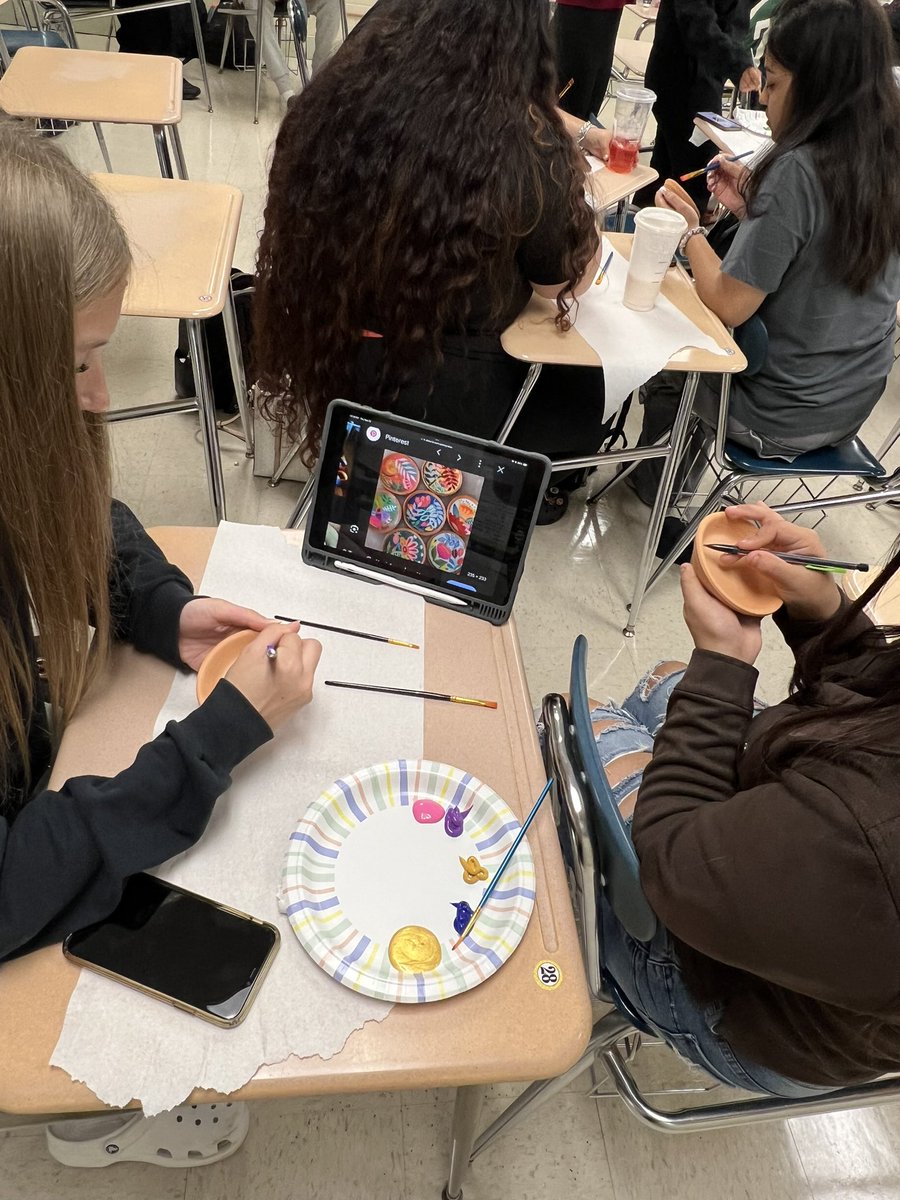 SraTorres3's tweet photo. Kuddos to Hannah L. for a great job in guiding students in a plate painting Spartan Plus session in honor of HHM. 🌎🎨 https://t.co/GxY7HMeZvr