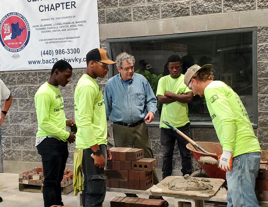 Stalwart Labor Champion &amp; all-around good dude <a href="/SherrodBrown/">Sherrod Brown</a> visiting w/<a href="/IUBAC/">Bricklayers & Allied Craftworkers Union</a> apprentices in Columbus, Ohio
👊👊