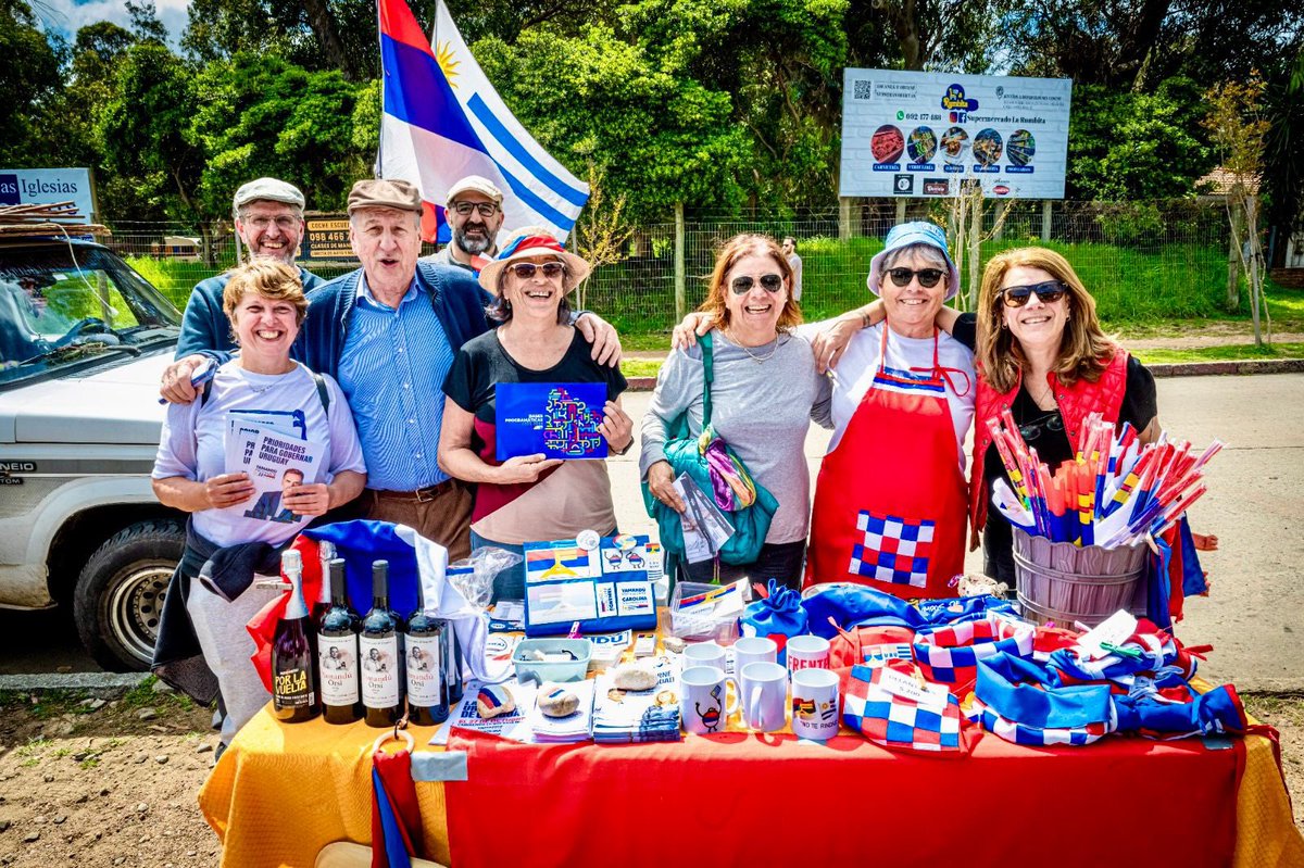 SilviaNaneFA's tweet photo. Hoy estuvimos en la feria de Piriápolis con Ernesto Murro, Roberto Airaldi y los compañeros y compañeras del Comité Mondello. @laampliafa https://t.co/VVY7E6qbZV
