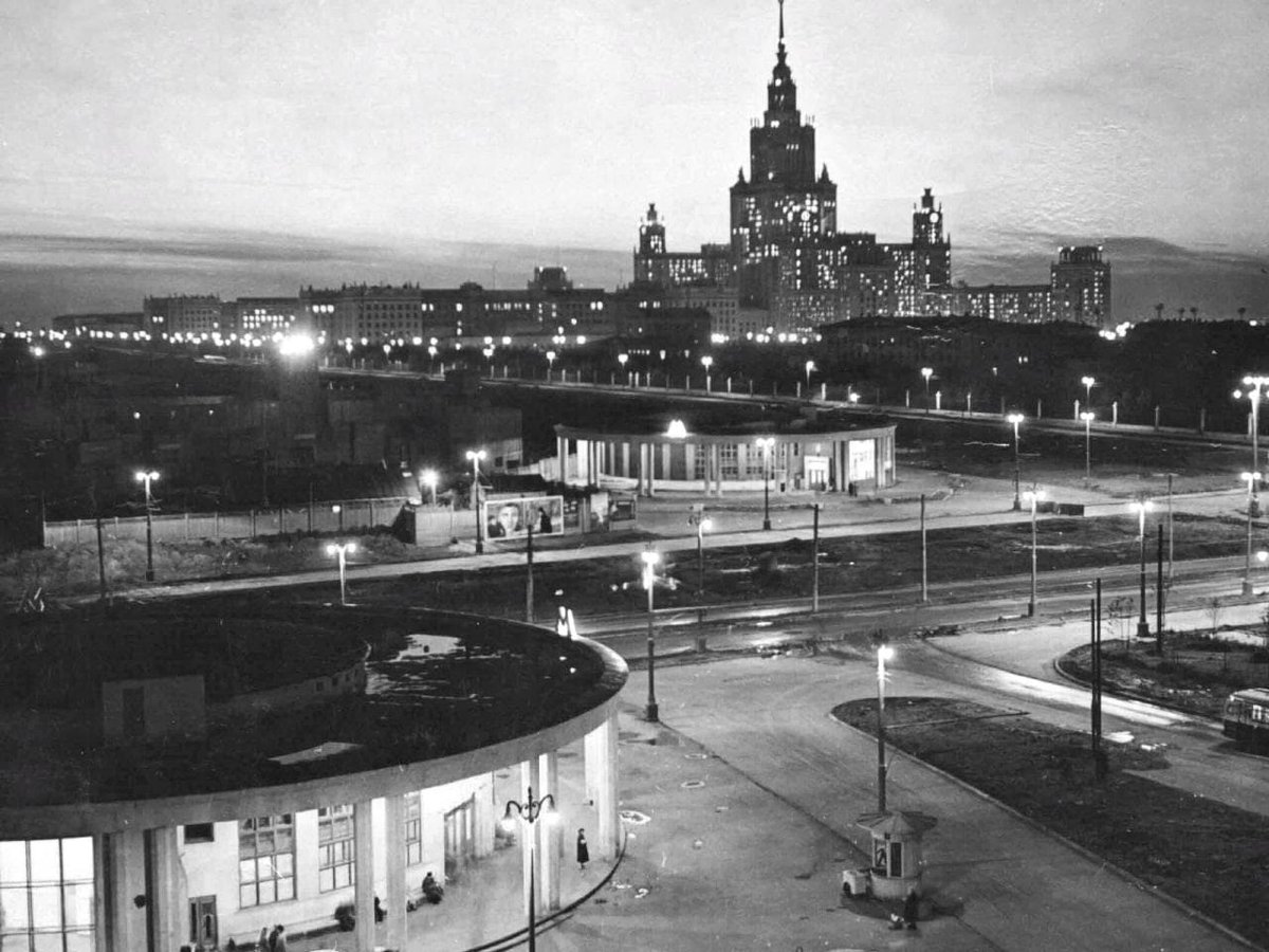 SovietPostcards's tweet image. The University metro station in Moscow (1950s)