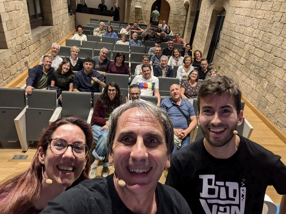 Qué mejor manera de celebrar la #NitRecerCat24 que compartiendo escenario junto a los compañeros de <a href="/BigVanCiencia/">Big Van Ciencia</a>: <a href="/crislampon/">Cristina Lampón</a> y <a href="/xavier_luri/">Xavier Luri ICCUB</a>. 

¡Gracias <a href="/CaixaForum/">CaixaForum</a> Girona por acoger nuestros monólogos científicos!