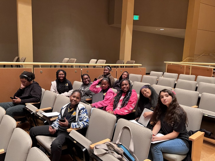 BRCCSD180's tweet photo. Made it to Normal with time to spare. Relaxing for a bit before our rehearsals begin! https://t.co/MlvH0vgjyx