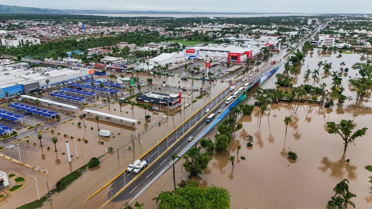 Imágenes de EFE muestran cómo la zona hotelera y la Arena #GNP nuevamente han sido afectadas por las #inundaciones.🚨🌧

📸Cortesía | EFE

#HuracanJhon