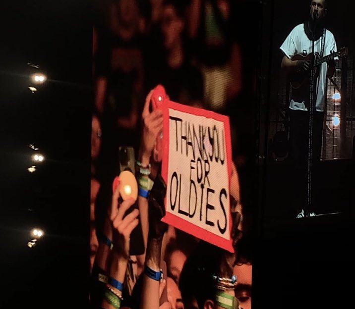 angie_tucc's tweet photo. toronto giving oldies what she deserves <3 https://t.co/b93el6ZdKk