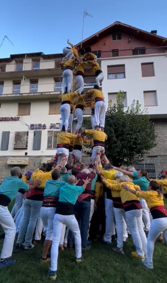 Celebrem el nostre 7è aniversari amb  una diada rodona.
Pilar de 4 caminat i  fent el lliurament de la camisa a <a href="/ajuntamentsort/">Ajuntament de Sort</a>
La diada: 
2 pilar de 4 simultanis
3 de 6a
1r 5 de 6 de la colla 
Peu desmuntat del 4 de 6a  
4 de 6a 
Pilar de 4ps
Seguirem sumant. Visca els Pallars!