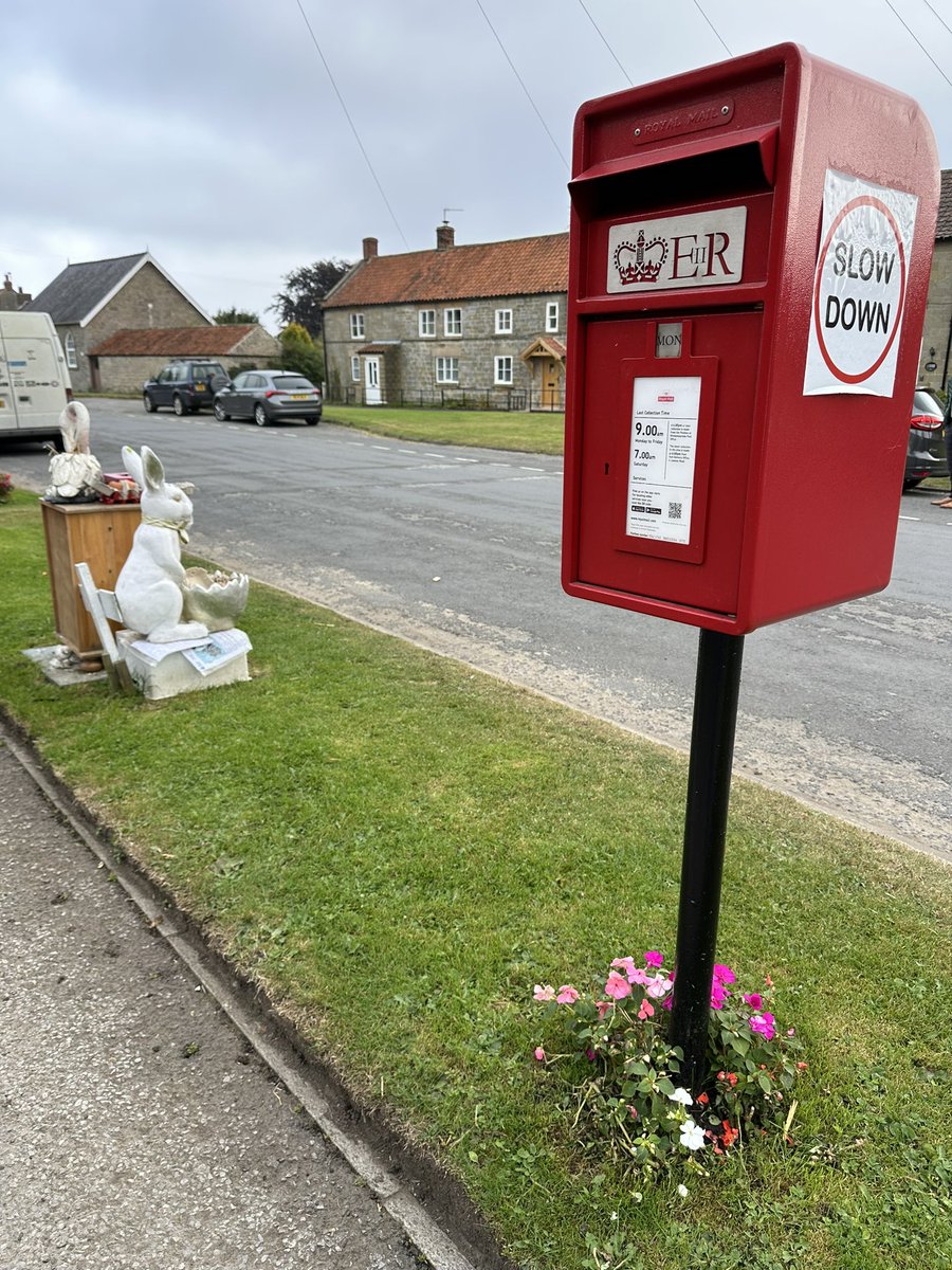 For today’s #PostboxSaturday here’s a postbox with a rabbit for a neighbour, spotted in Gillamoor, North Yorkshire 😊🐇