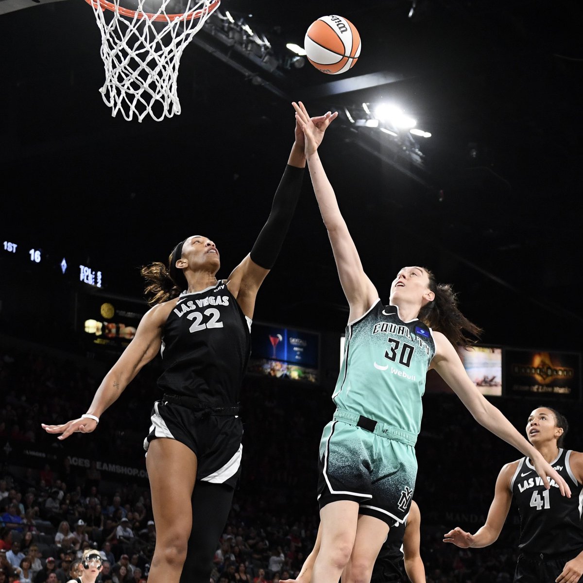 WNBA's tweet image. HEAVYWEIGHT CLASH 💥

The top 4 seeds are going to war in the Semi-Finals.

Who will inch closer to the title? Don’t miss the action tomorrow on ABC + ESPN starting at 3pm/ET 📺

#WNBAPlayoffs presented by @Google