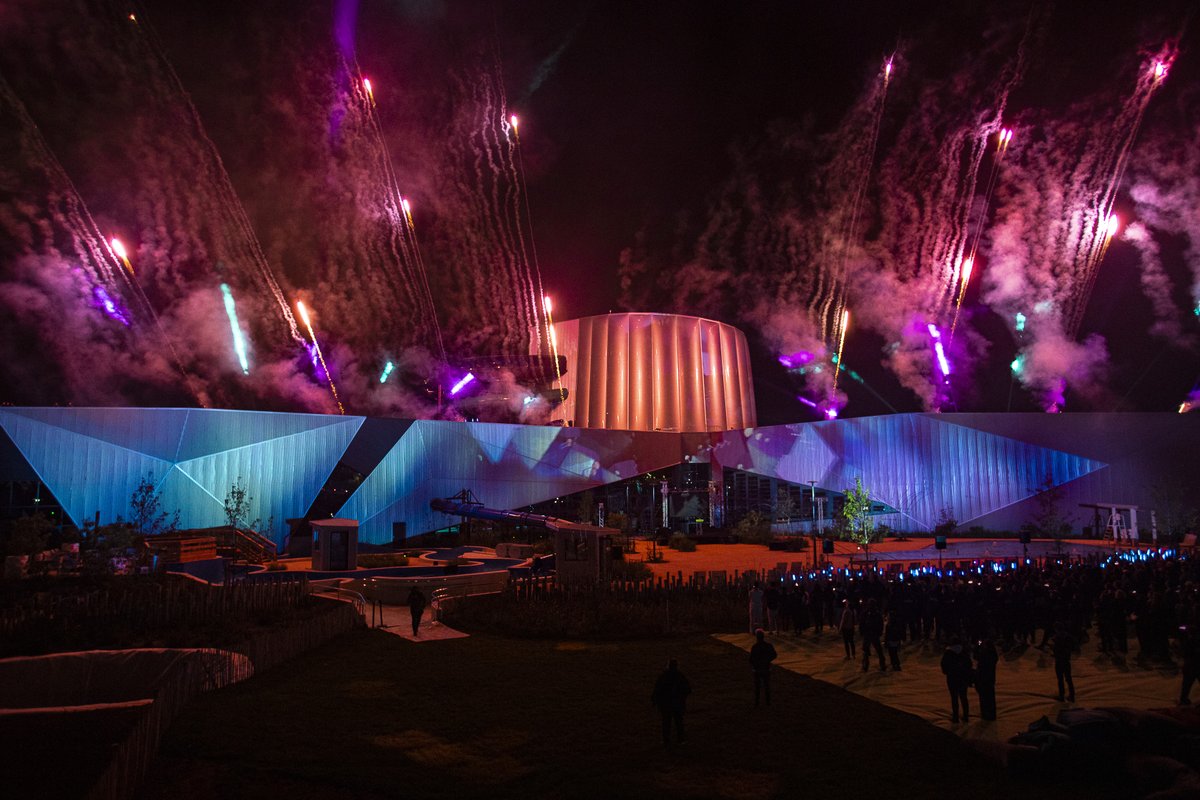 futuroscope's tweet image. Ce soir l&apos;Aquascope s&apos;est illuminé pour célébrer l&apos;inauguration officielle du nouveau parc aquatique indoor, fierté des équipes Futuroscope Xperiences 🤩 Un projet de 57M€ soutenu par @CieDesAlpes @departement86 @BanqueDesTerr