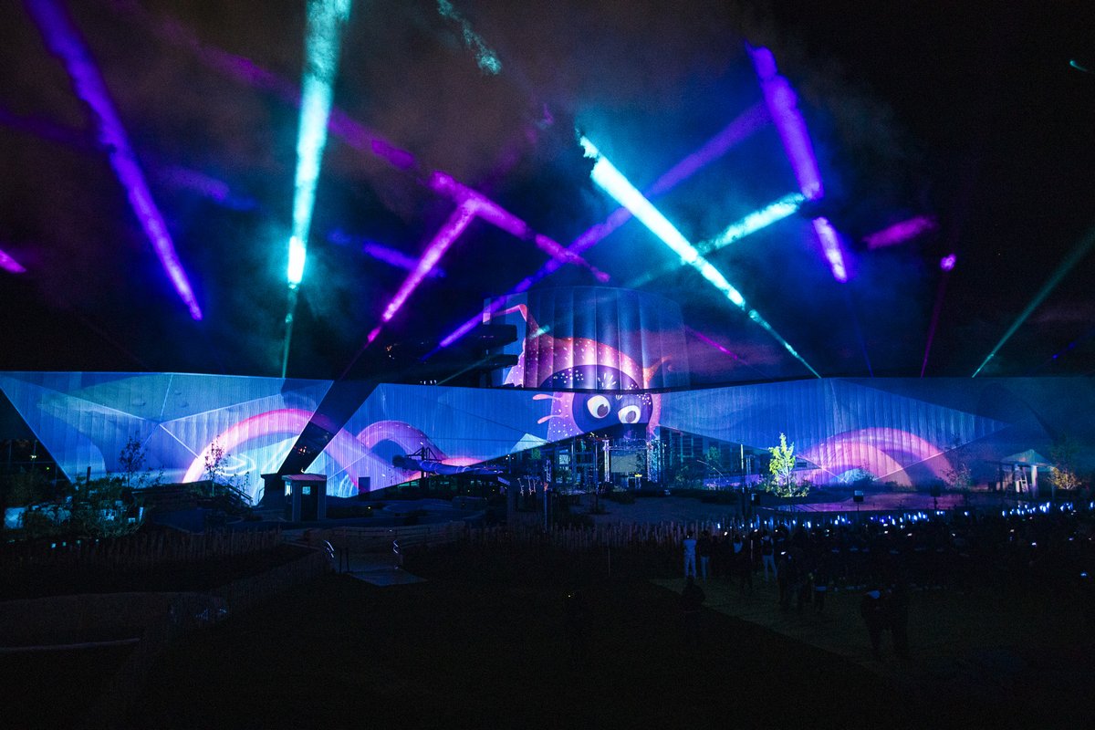 futuroscope's tweet image. Ce soir l&apos;Aquascope s&apos;est illuminé pour célébrer l&apos;inauguration officielle du nouveau parc aquatique indoor, fierté des équipes Futuroscope Xperiences 🤩 Un projet de 57M€ soutenu par @CieDesAlpes @departement86 @BanqueDesTerr