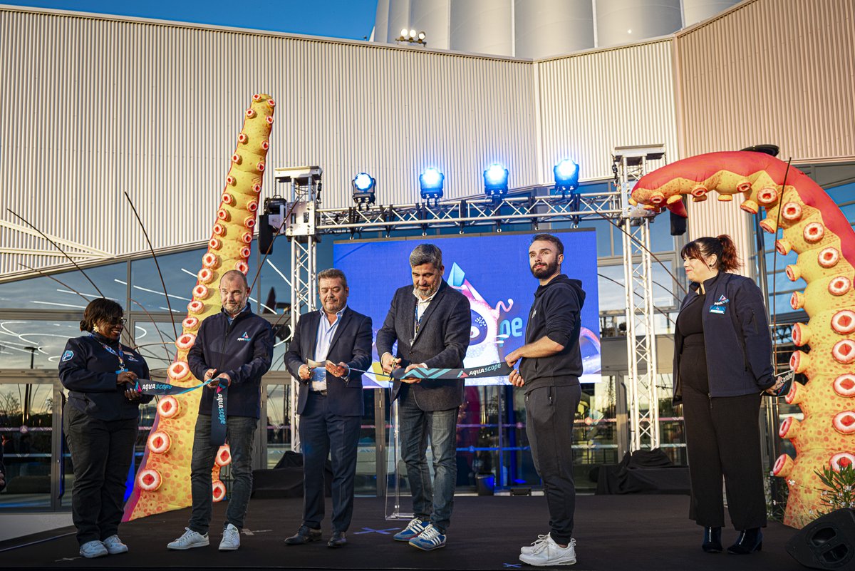 futuroscope's tweet image. Ce soir l&apos;Aquascope s&apos;est illuminé pour célébrer l&apos;inauguration officielle du nouveau parc aquatique indoor, fierté des équipes Futuroscope Xperiences 🤩 Un projet de 57M€ soutenu par @CieDesAlpes @departement86 @BanqueDesTerr