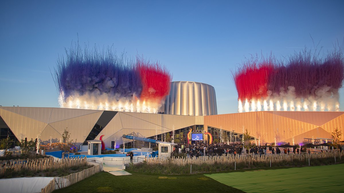 futuroscope's tweet image. Ce soir l&apos;Aquascope s&apos;est illuminé pour célébrer l&apos;inauguration officielle du nouveau parc aquatique indoor, fierté des équipes Futuroscope Xperiences 🤩 Un projet de 57M€ soutenu par @CieDesAlpes @departement86 @BanqueDesTerr