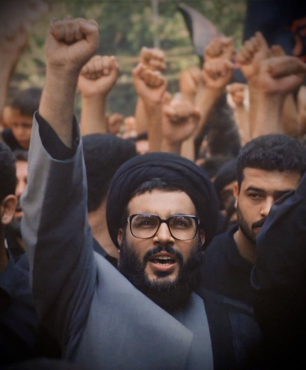 التاريخ بدو يحكي قصة شب من البازورية بجنوب لبنان، صحّلوا فرصة يحكم بلد ويعيش بقصور بس هو إختار إنو يحارب إسرائيل.. إستشهد هو وابنه وكل أصحابه.. ح يحكي التاريخ عن أسطورة اسمها
حسن عبد الكريم نصرالله..
#السيد