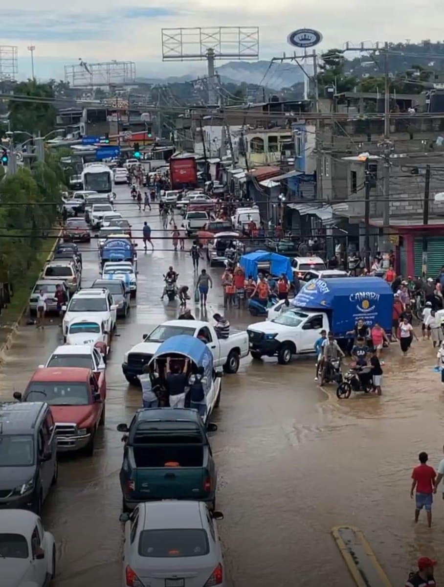 #enestosmomentos 🚨 CAOS EN LA ENTRADA DE ACAPULCO

Así está el tráfico y la situación en estos momentos para salir y entrar a #Acapulco en el punto conocido como la Vacacional y Plaza Caracol.