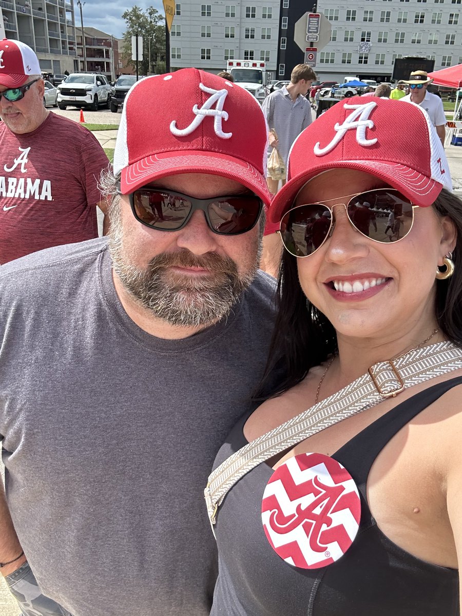 we’re at the Alabama-Georgia game! 🤭🏈🤭🙈💃🏻