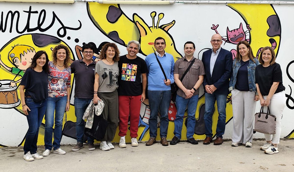 Hem  rebut la visita de Xavier Campuzano, director d'estudis superiors, tecnologia i innovació d'Andorra, Olga Moreno directora de l'Escola Andorrana acompanyats de responsables de tecnologia i metodologia d'Andorra.🇦🇩
S'han interessat en el nostre projecte TAC.