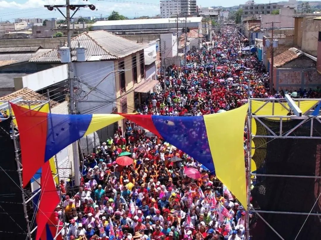 Este sábado 28 de septiembre, miles de simpatizantes del proceso revolucionario se congregaron en una multitudinaria marcha para expresar su apoyo incondicional al presidente Nicolás Maduro, con motivo de la celebración del segundo mes de su victoria electoral.