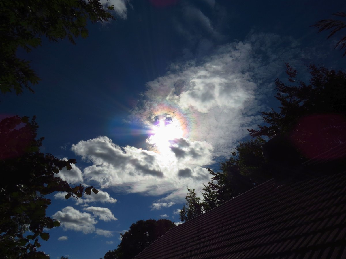angegarrod's tweet image. Finally had some decent #iridescence today. #opticaleffects #atmosphericoptics @UKWIAN @Spicey_Spiney #stormhour #clouds @CloudAppSoc @metoffice @Hudsonweather @BBCWthrWatchers