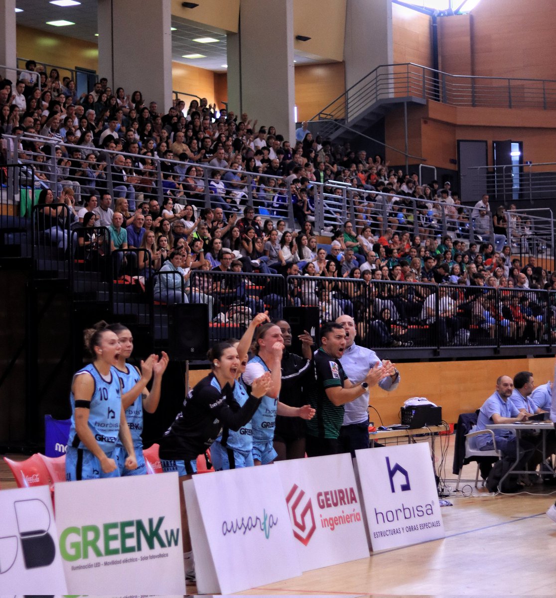 Si no nos dejan soñar... 👀🚀

🥹 Estamos sin palabras. Increíble debut con victoria en LF Challenge vs @FCBbasket_fem (77-57)

🔥 Lasesarre en llamas 

🫶🏼 Eskerrik asko guztioi, itzela izan da gaurkoa

#SueñoContigo 
📸 <a href="/unaisleep/">Unai Sleep</a>