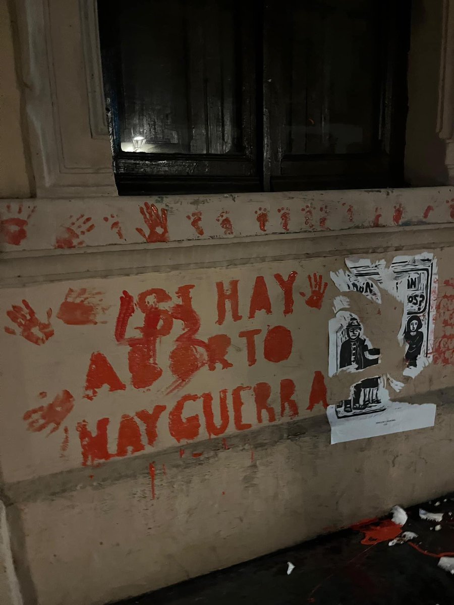 CarlRamirezA's tweet photo. Michoacán, México. 🇲🇽 

Así amaneció la fuente de “LasTarascas” en Morelia, Michoacán.

Contexto: por la vía legislativa, buscan despenalizar el aborto en esa entidad. No solo eso, el gobernador del estado, busca que el término se incorpore en la constitución local, y sea considerado un derecho humano.

¿Qué opinas?
