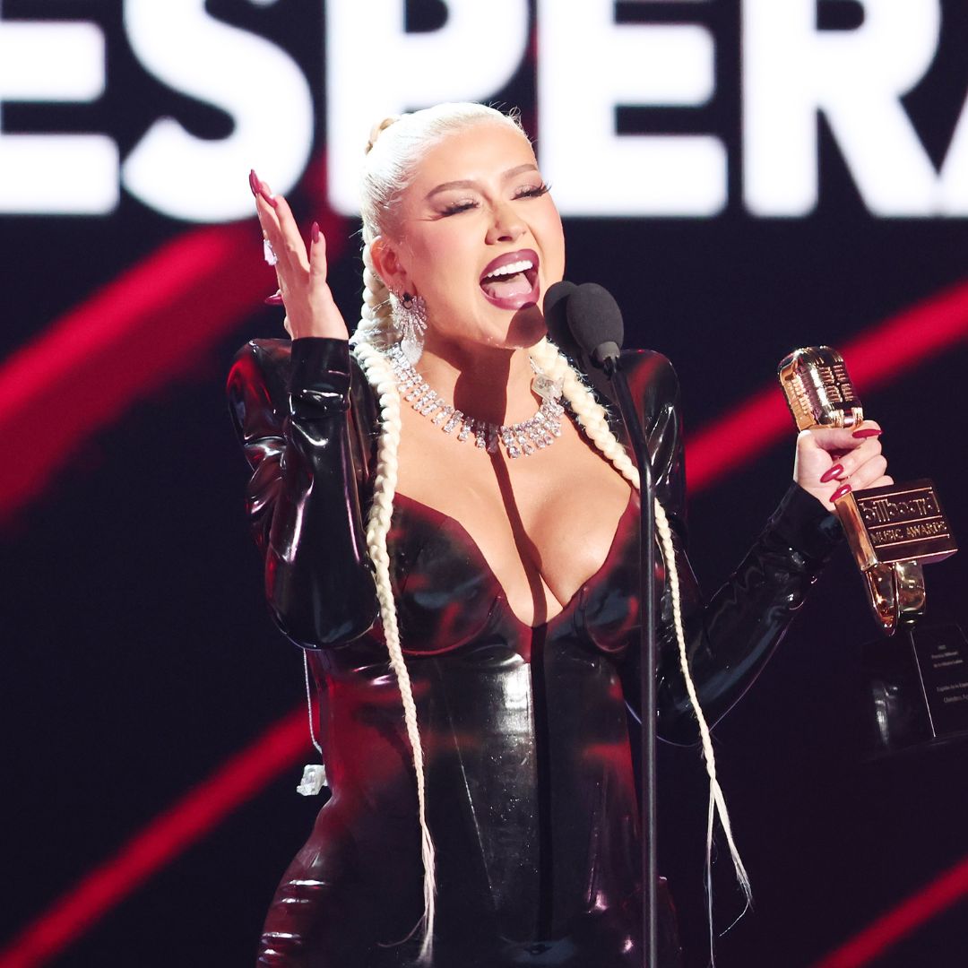 LatinBillboards's tweet photo. Vamos todos con la mano arriba 🙋‍♂️🙋‍♀️ para celebrar la música con tus artistas favoritos 👏🤩 Coméntanos a quién quieres ver este año 👇#ThrowbackBillboards ¡Vive los Premios Billboards de la Música Latina 2024 el Domingo 20 de Octubre 9PM/8C por @Telemundo! https://t.co/VJVvuDdBTk