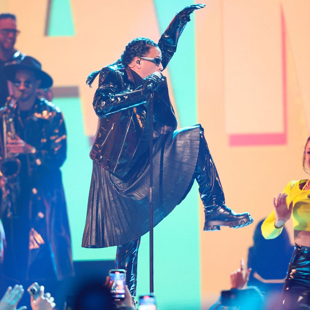LatinBillboards's tweet photo. Vamos todos con la mano arriba 🙋‍♂️🙋‍♀️ para celebrar la música con tus artistas favoritos 👏🤩 Coméntanos a quién quieres ver este año 👇#ThrowbackBillboards ¡Vive los Premios Billboards de la Música Latina 2024 el Domingo 20 de Octubre 9PM/8C por @Telemundo! https://t.co/VJVvuDdBTk