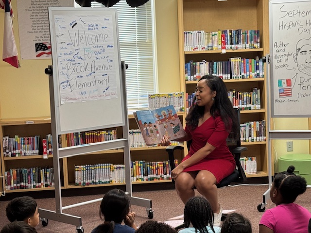 WacoISD's tweet photo. READERS ARE LEADERS! KXXV morning anchor Shardae LaRae visited students at Brook Avenue Elementary to read a story celebrating Hispanic Heritage Month. Miss LaRae will visit each elementary campus this year, so stay tuned to see which school is next on her list! #LeadForResults https://t.co/RP6Co2aocM