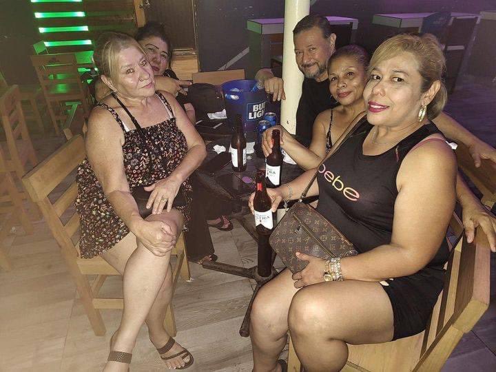 mqcmt's tweet photo. Las de 30 subiendo fotos en el antro https://t.co/CwO69gG1Au