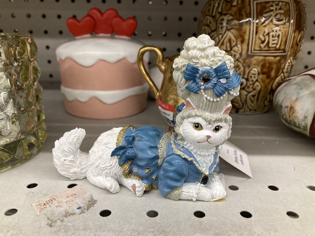 ActFigAtorium's tweet image. IT CRAWLED FROM THE BINS... Looking for your #caturday fix today? I've got you covered. #ladycat #thriftstore #toogoodtobetrue