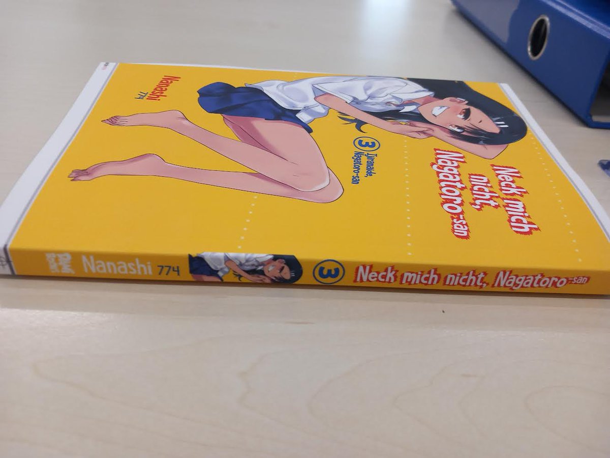dani_books's tweet photo. Die Produktion von Nagatoro 3 läuft auf Hochtouren, dabei ist der Druckerei aber aufgefallen, dass man den Rücken etwas zu breit kalkuliert hatte, wodurch das Rückenbild nicht passt. Um euch die bestmögliche Qualität zu bieten, werden die Umschläge kurzfristig noch mal gedruckt. https://t.co/LwPABQKC3u