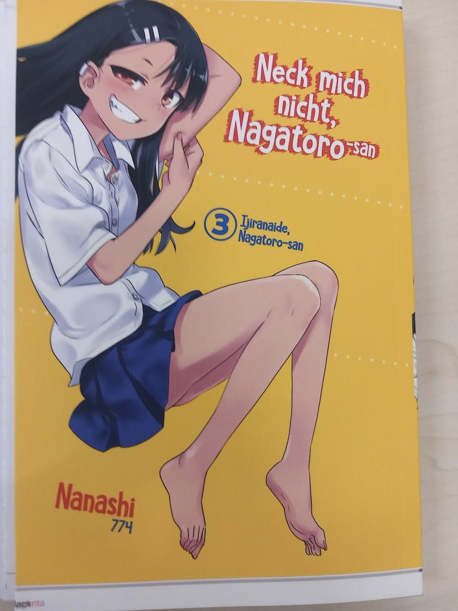 dani_books's tweet photo. Die Produktion von Nagatoro 3 läuft auf Hochtouren, dabei ist der Druckerei aber aufgefallen, dass man den Rücken etwas zu breit kalkuliert hatte, wodurch das Rückenbild nicht passt. Um euch die bestmögliche Qualität zu bieten, werden die Umschläge kurzfristig noch mal gedruckt. https://t.co/LwPABQKC3u