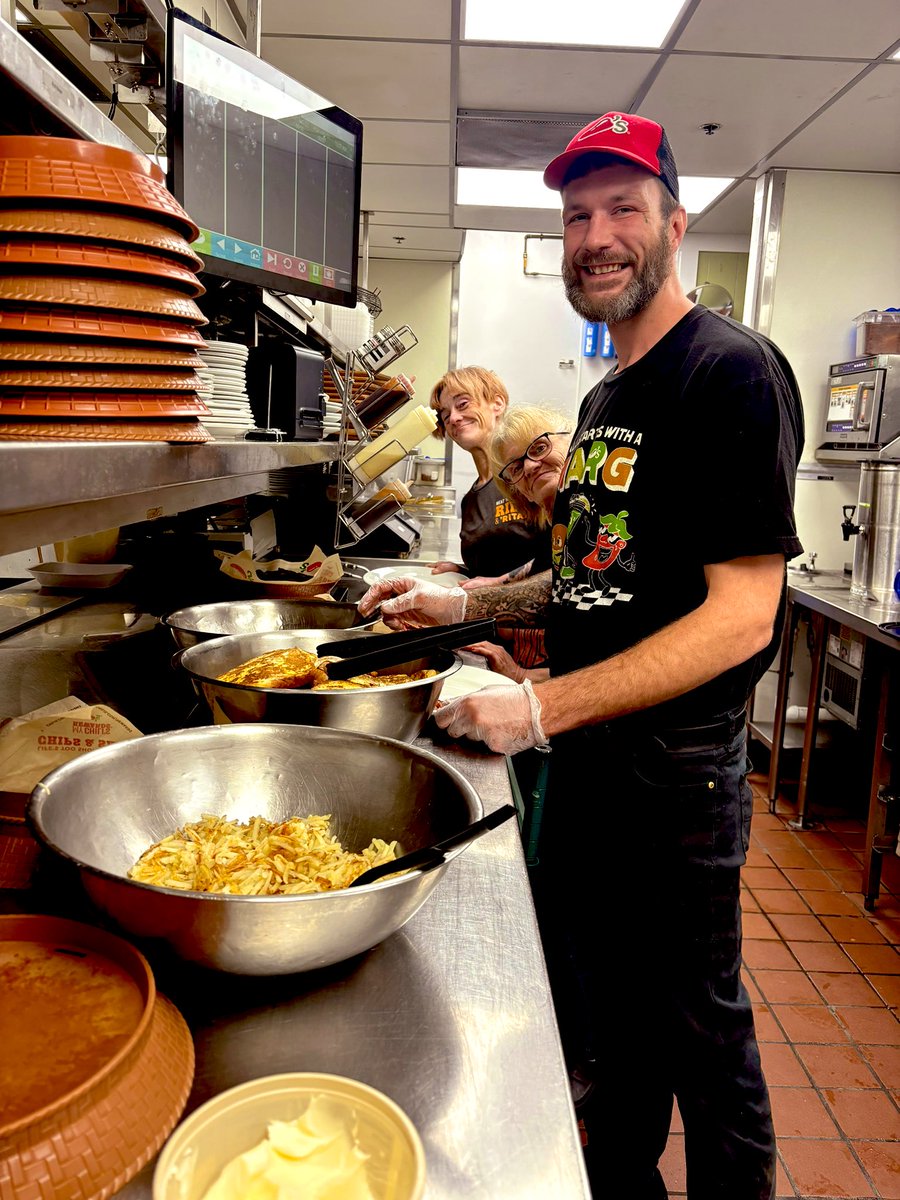 kristie_wh's tweet image. Team Breakfast and a sad goodbye!!!!
Today we celebrate TM Frankie and his transfer to another location!! What better to do it than with breakfast and a sweet treat!! We #ChilisLove Frankie and will miss him!! 
#engagingTMs
#FunAtmosphere
#FeelingSpecial
#CGC