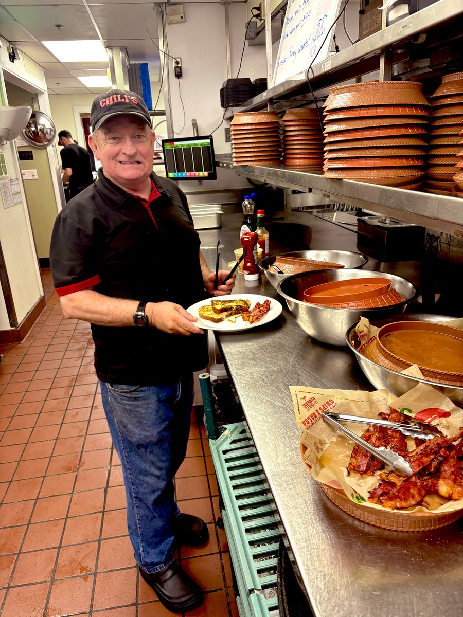 kristie_wh's tweet image. Team Breakfast and a sad goodbye!!!!
Today we celebrate TM Frankie and his transfer to another location!! What better to do it than with breakfast and a sweet treat!! We #ChilisLove Frankie and will miss him!! 
#engagingTMs
#FunAtmosphere
#FeelingSpecial
#CGC